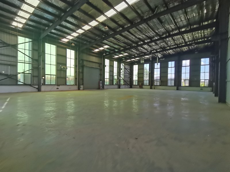 上海青浦工业园区一楼钢结构单层厂房出租 胜利路新金路一楼高度8.5米 面积800平 单价1.3元 院子500平左右 通上下水 9.6米车进出方便 可装行车