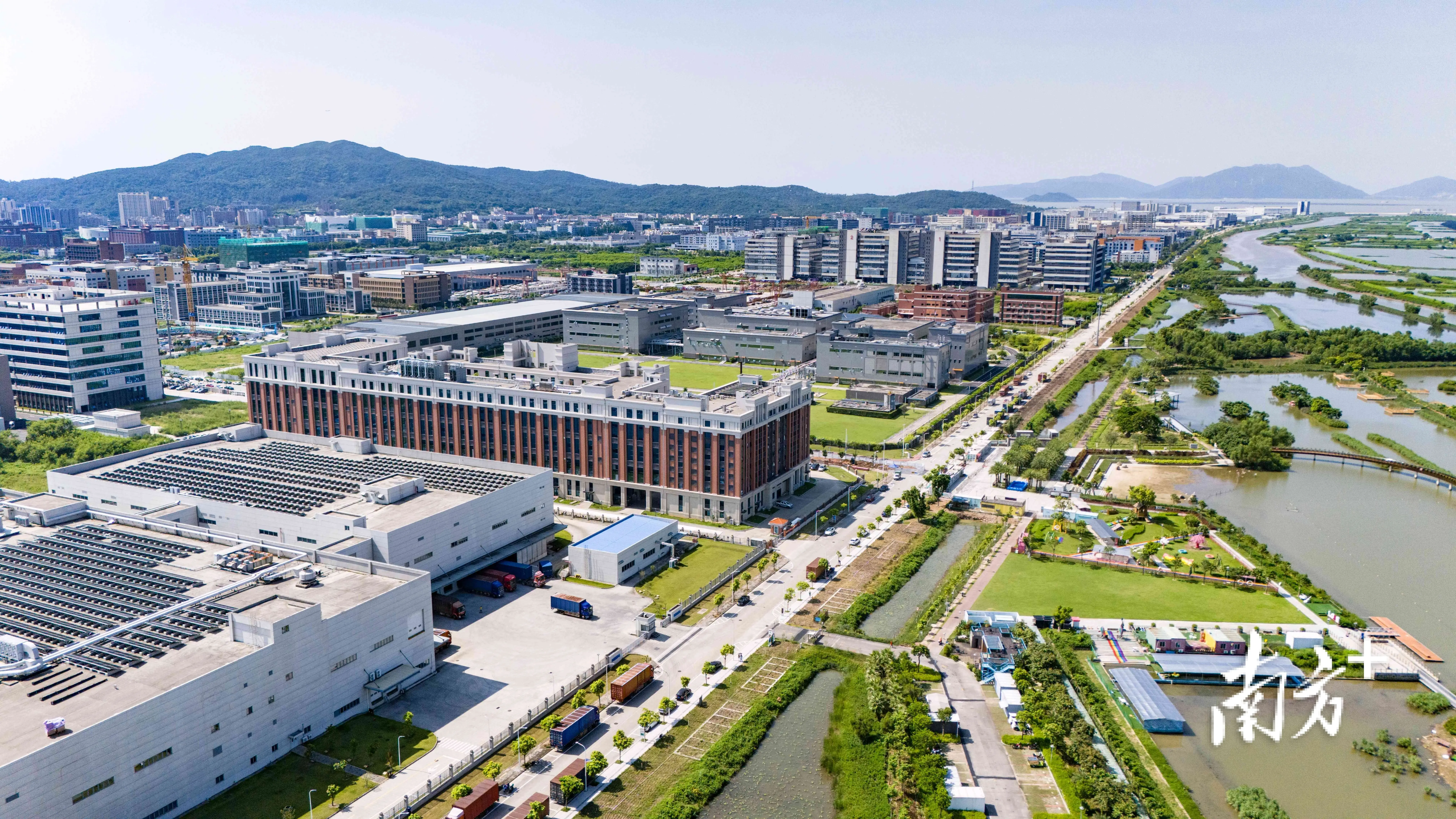 华发平沙电子电器产业园荣获2025大湾区十大优秀园区，半导体+储能+智造三核驱动