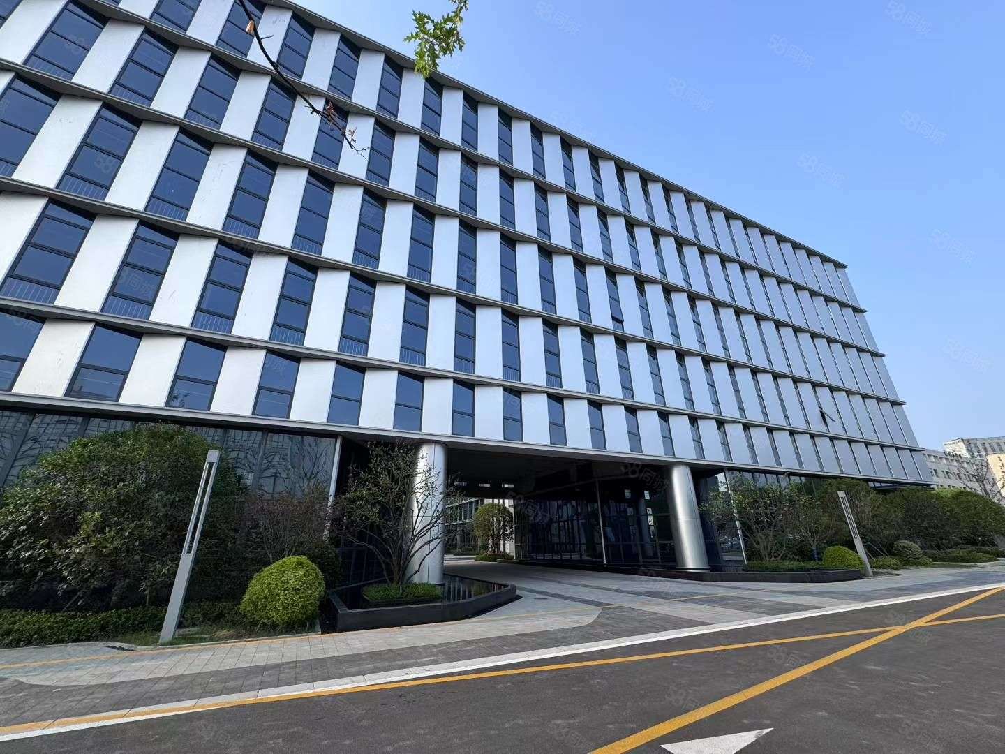 青浦华新·地铁旁 2600㎡全新标准厂房 50年新产权 临近机场出租