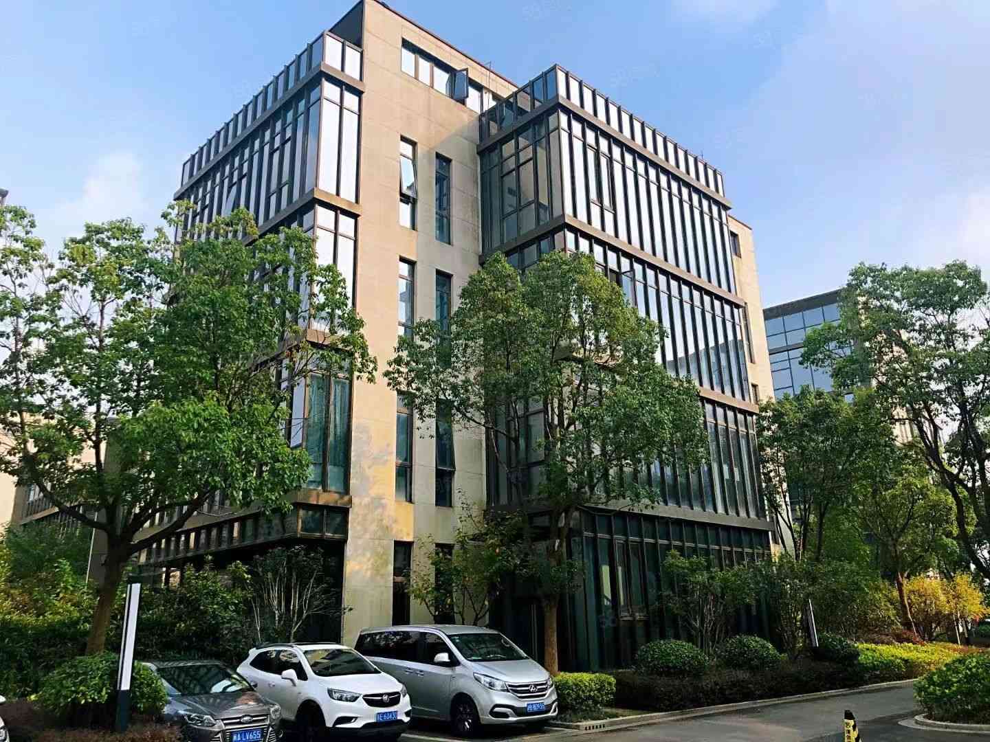 上海闵行浦江镇·8号线地铁口独栋出售 自带4车位 独立大花园 送豪装