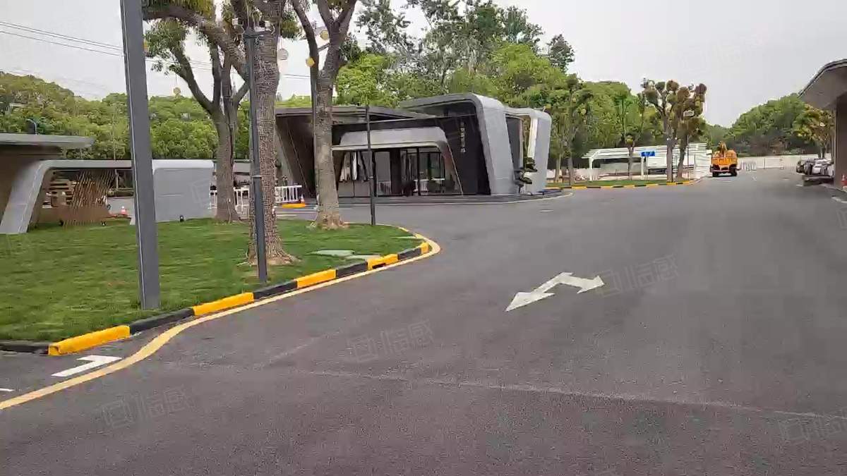 新改造的园区，办公产业园转让，带装修，地段繁华。，位置佳场地大