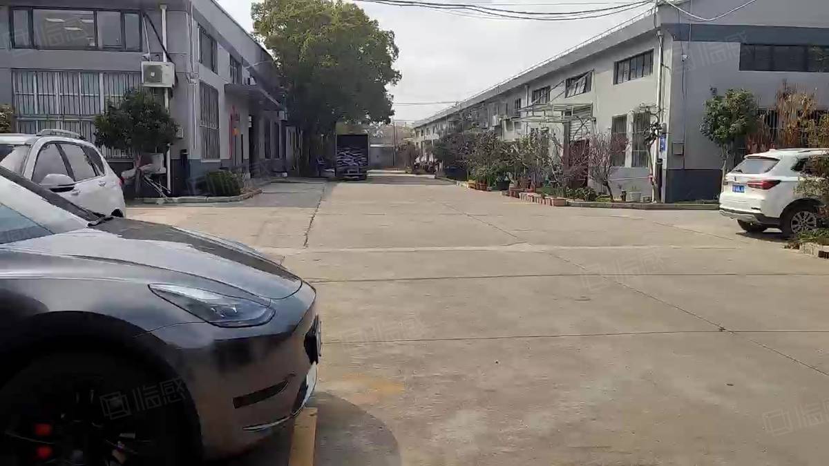 上海闵行——5号线华宁路地铁旁边单层工业园仓库租赁 | 位置佳。，园区场地大