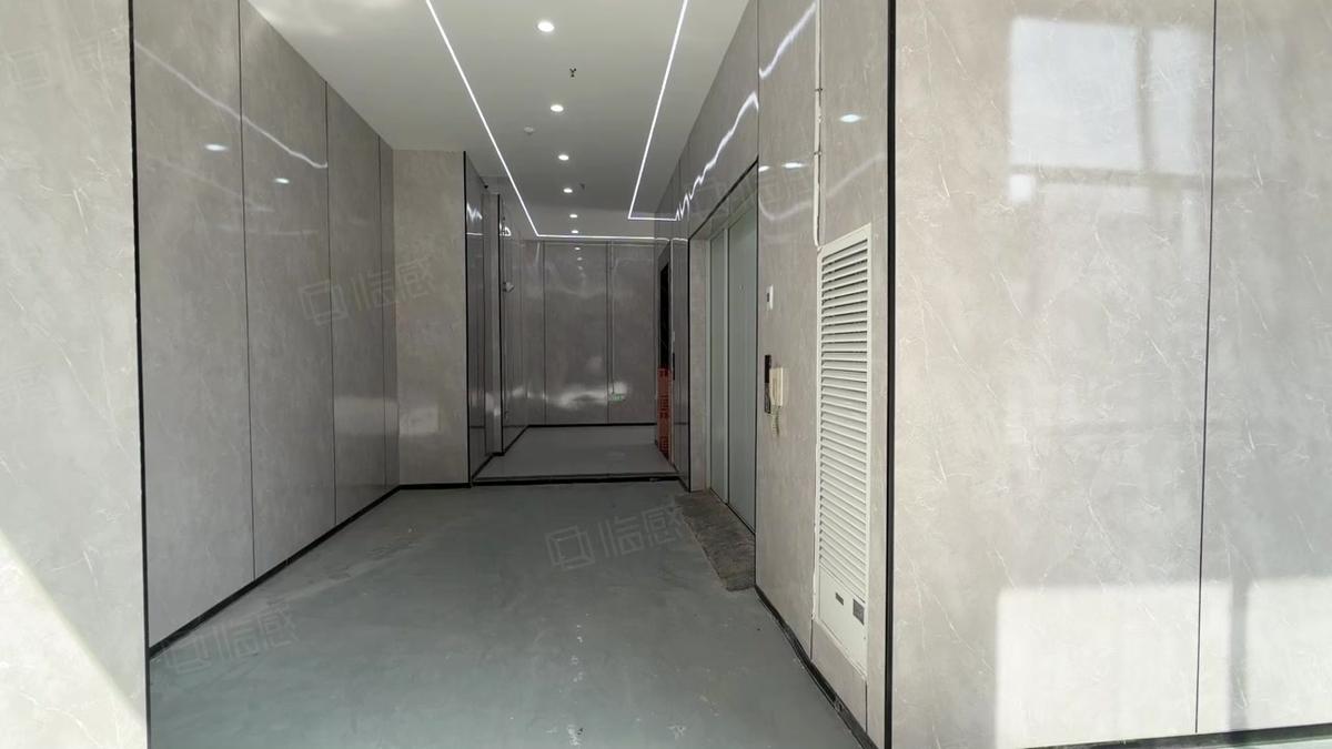 康乐南广东省东莞市厚街镇桥头村国道东10原房东负责装修，2台5吨货梯多层，楼上厂房出租