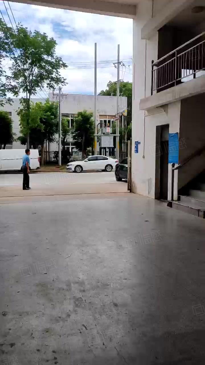 大车进出很方便两个大门独门独院标准厂房单层，南京江宁湖熟一楼720平厂房出租净高7米