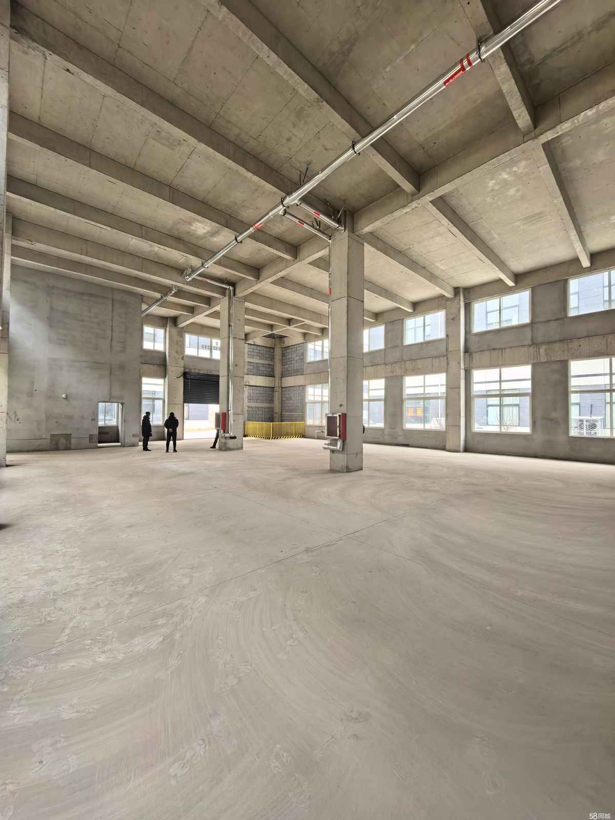 下层可生产研发。天津津南双港厂房出租仓库土地车2600平多层出行便利 天津个人直租：上层可办公