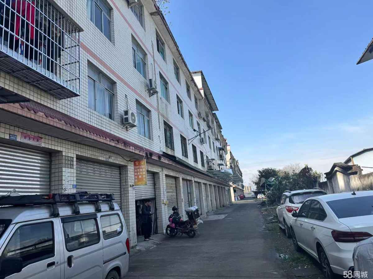 成都通勤便利，水电齐全，可进大车，可做厂房库房700平厂房出租多层