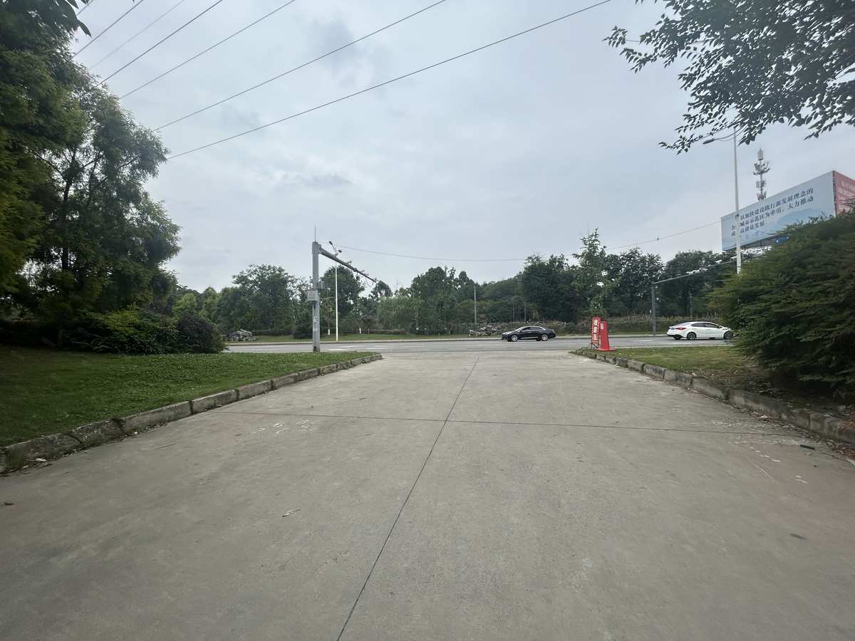 【优质】成都沿线  双九路 出行方便可以进大车 有动力电300平厂房出租单层