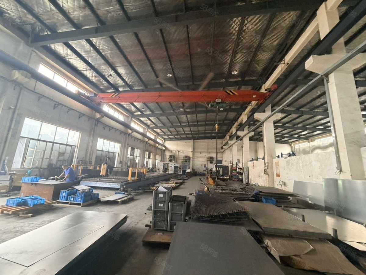 上海胡桥900平机械厂房 独立火车头办公厂房出租单层可架行车，带行车