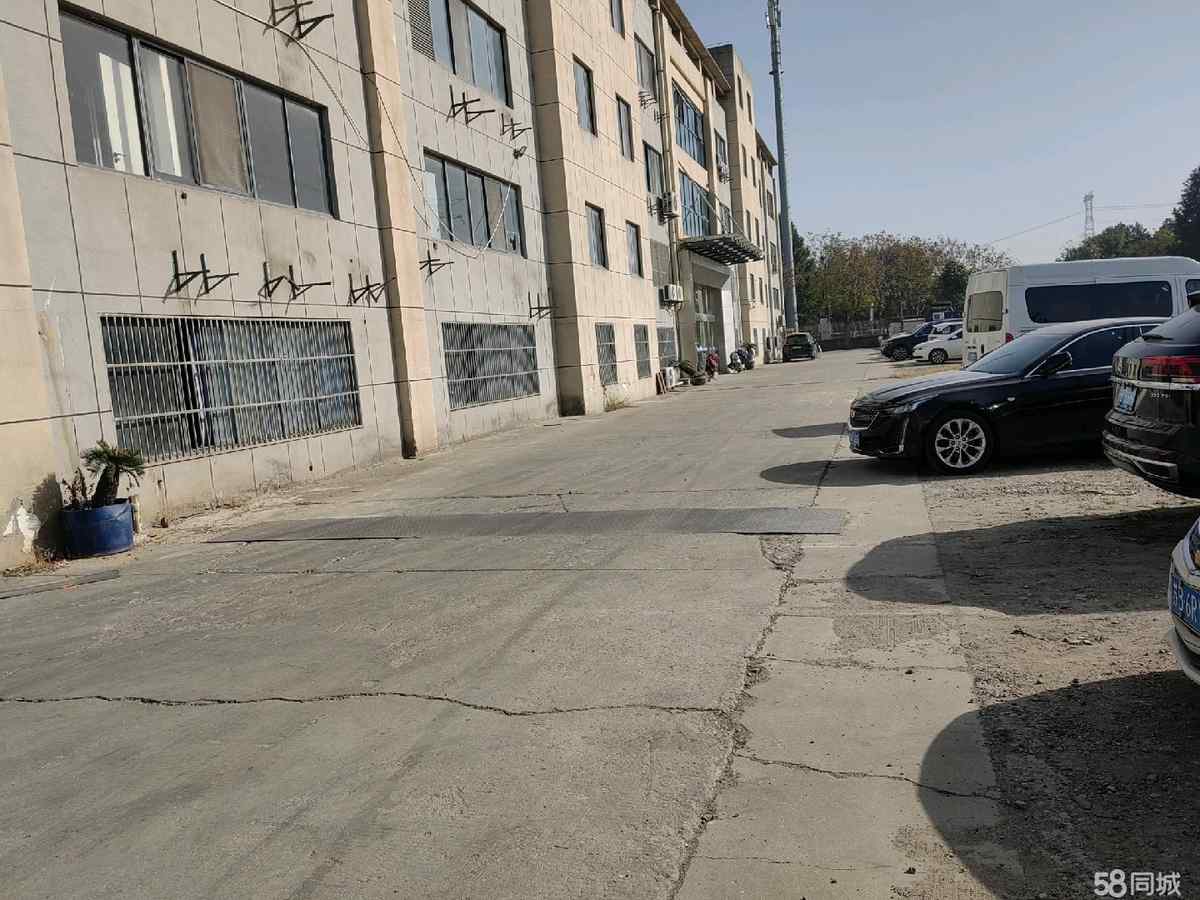 个人，有地面厂房和二楼都有，17米好进出，装2800平厂房出租单层大车好进