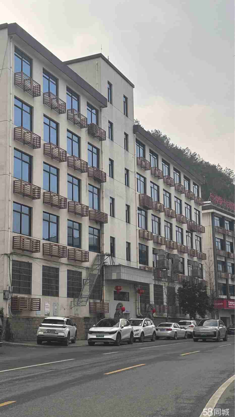 杭州桐庐洋塘路2100㎡标准厂房主干道旁通勤便利厂房出租多层