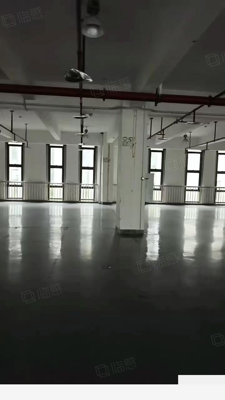 重庆翠云标准开发区厂房，900起租，配套齐全，轻轨6000平厂房出租单层