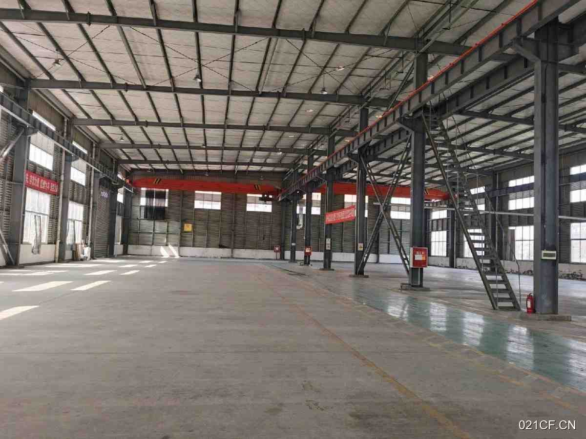 工业园成都郫县红光工业园工业园分租标准有现成行车1200㎡标准厂房单层大车进出厂房出租，配套完善