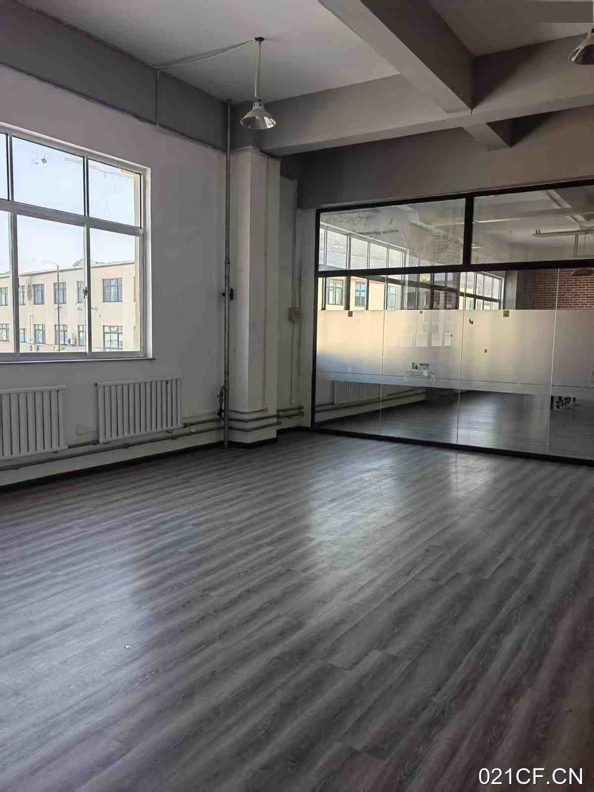威海环翠张村标准园区精装82㎡多层可分租精装修厂房出租：区位优势明显