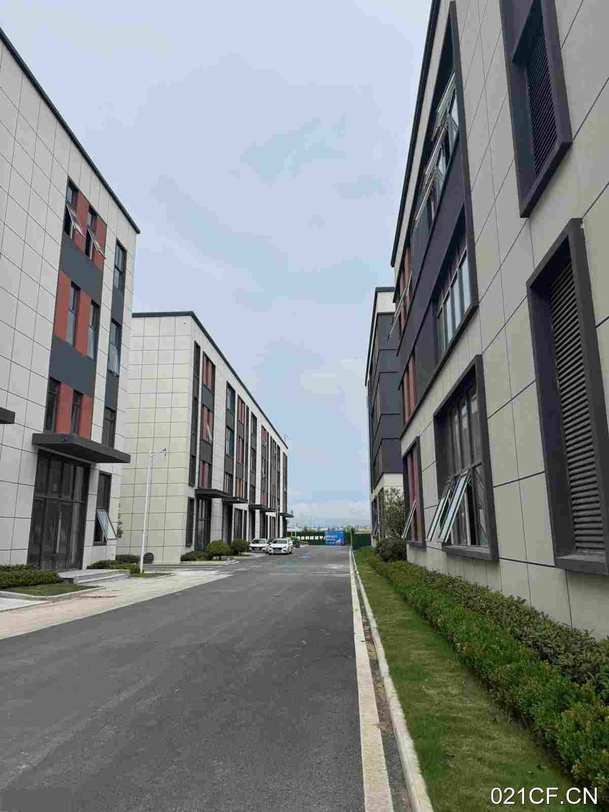 襄阳东津2000 元一平的标准厂房单层大车进出厂房出售：区位优势明显