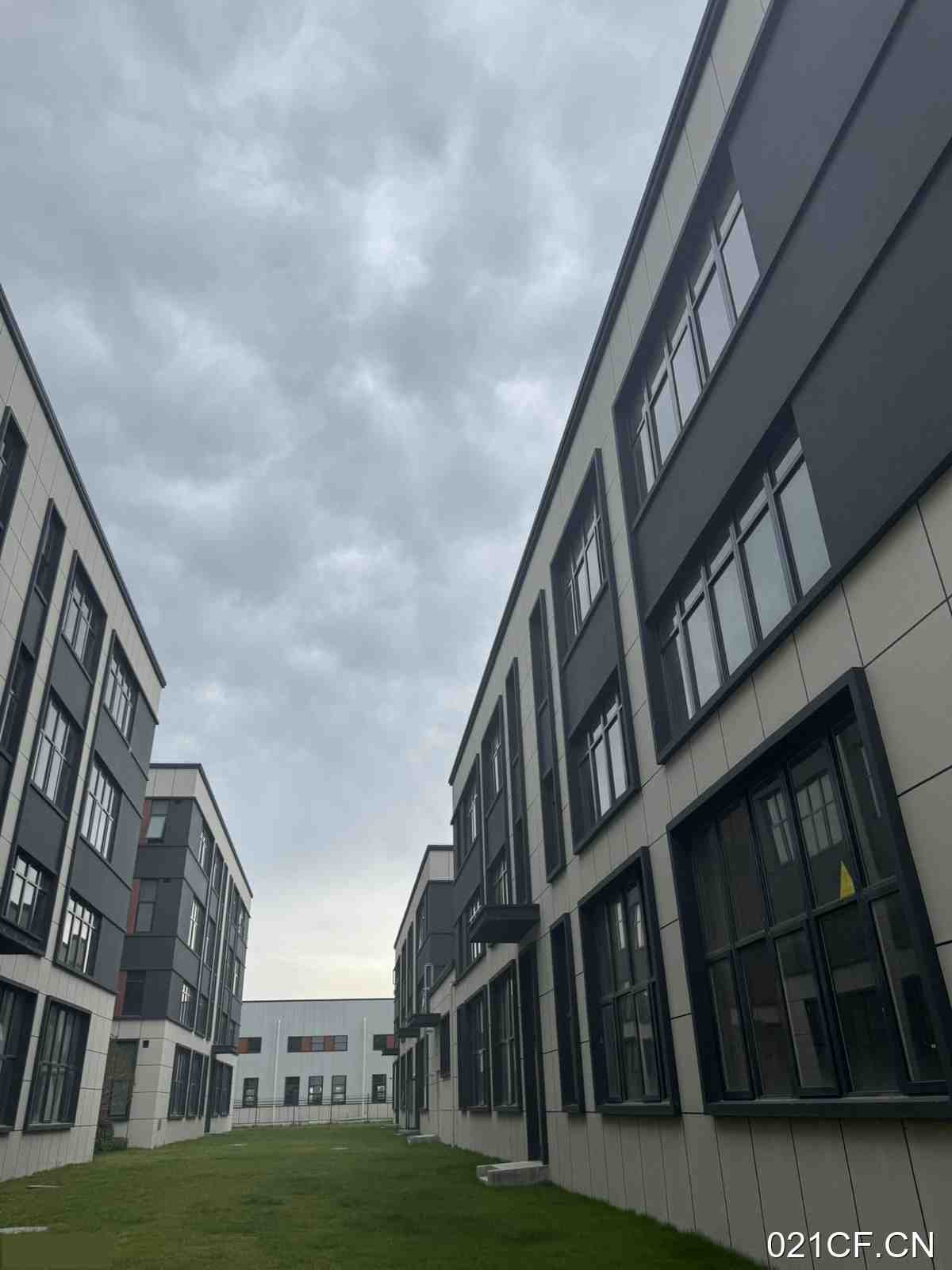 新区襄阳襄州东津新区框架2000元一平 有框架和独门独院标准厂房单层厂房出售：区位优势明显