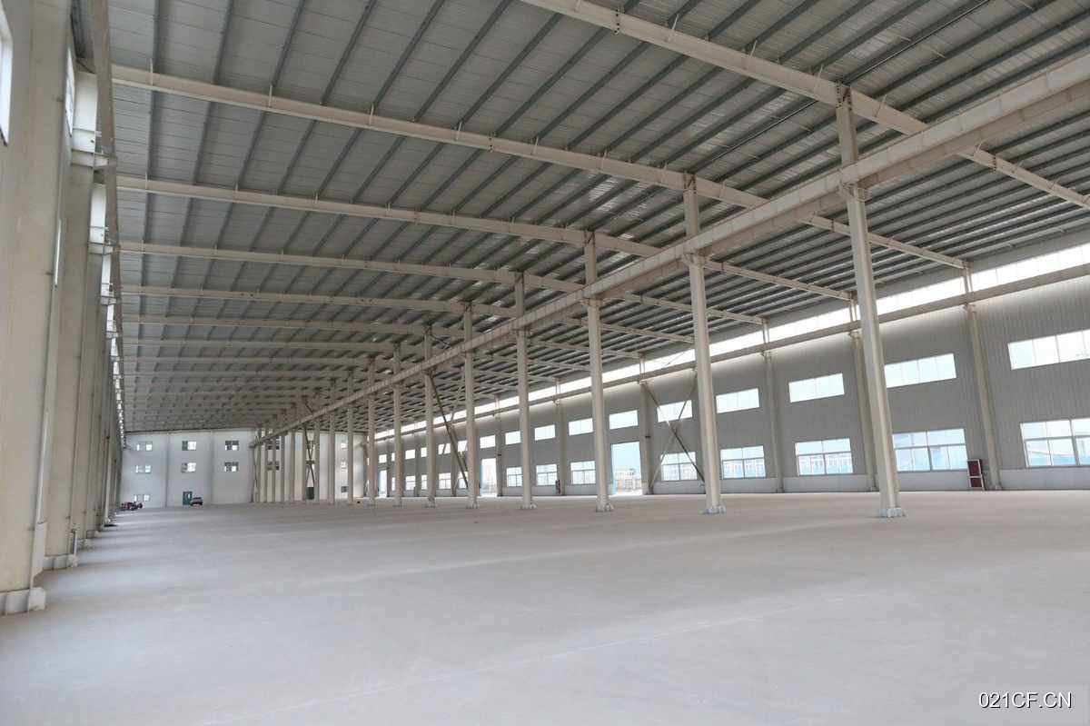工业园济宁邹城山东省市市中心镇华润路377号中心工业园中心工业园标准厂房单层大车进出厂房出租：区位优