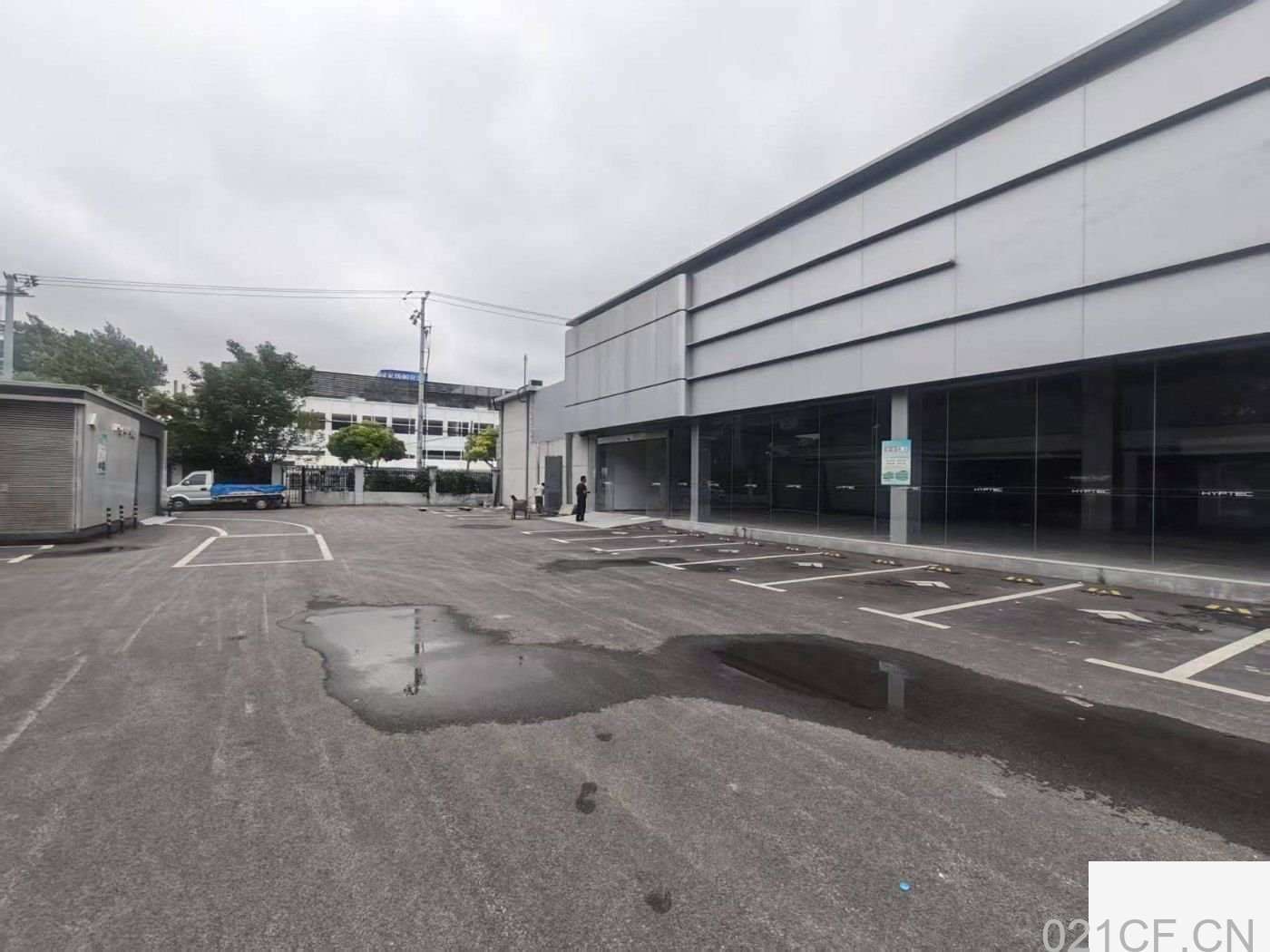 上海闵行1680㎡ 梅陇虹梅南路沿街汽车展厅出租，超大展示面，价格实惠厂房出租｜首层7米层高