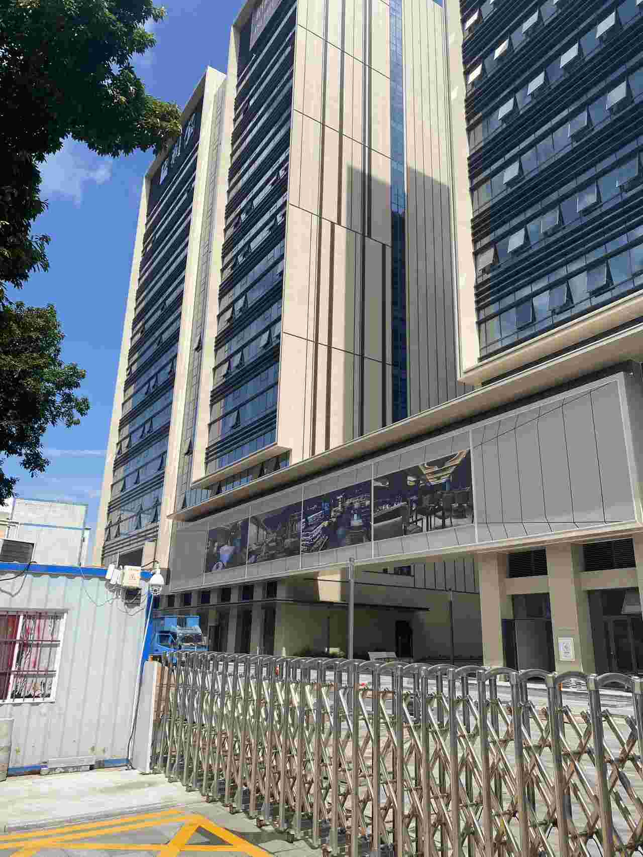 深圳西乡固戍主干道旁全新厂房外观