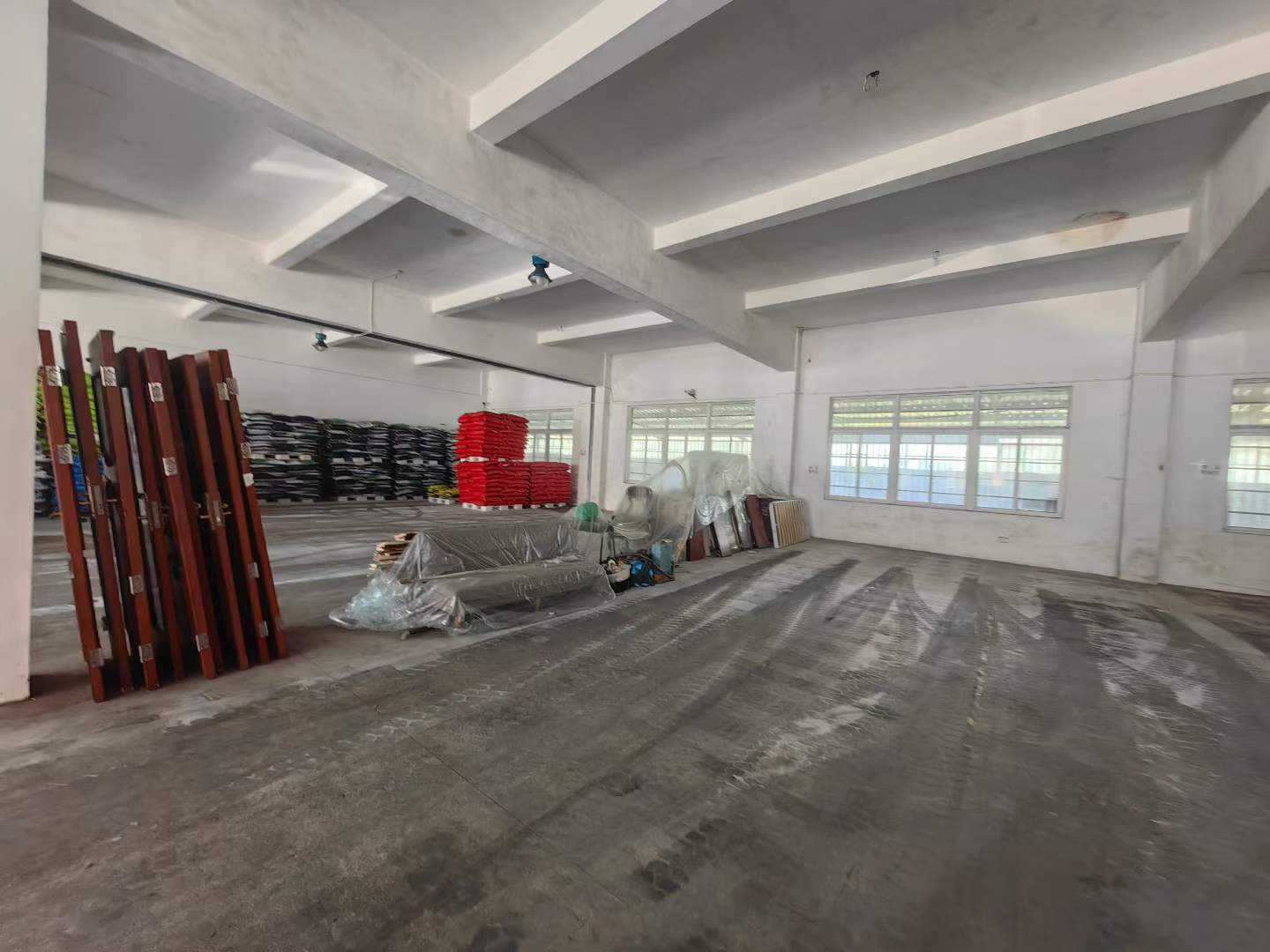 上海金山厂房出租，吕巷原房东底楼，高约3.9-4.9米，面积约720平，仓库优先