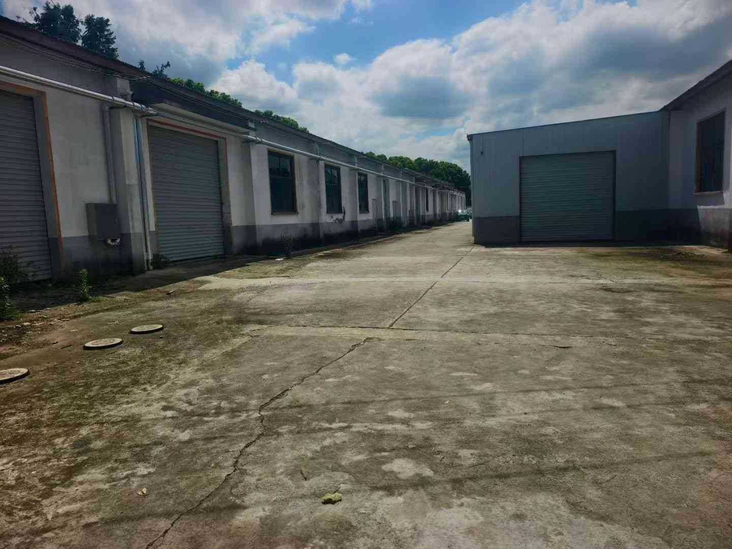 上海宝山顾村泰和独门独院厂房出租，单层仓库2500平，精装修办公室宿舍食堂约500平，净高5.5米，整租一口价