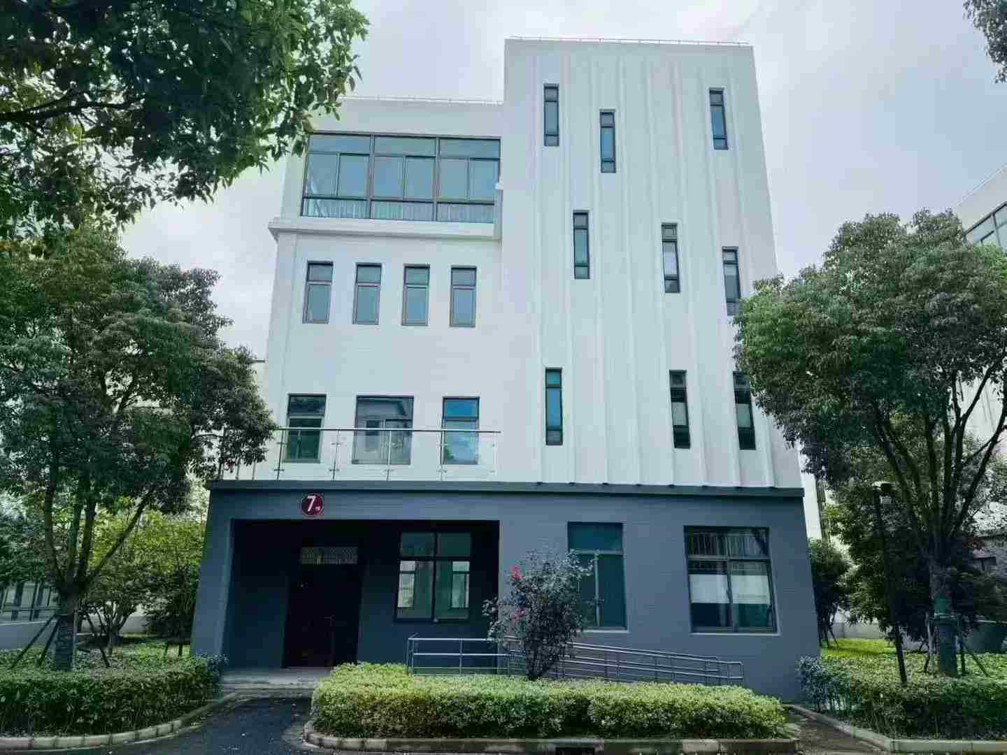 上海宝山独栋厂房631平出售