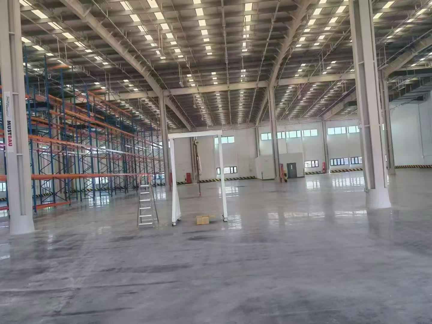 仓库内部空间