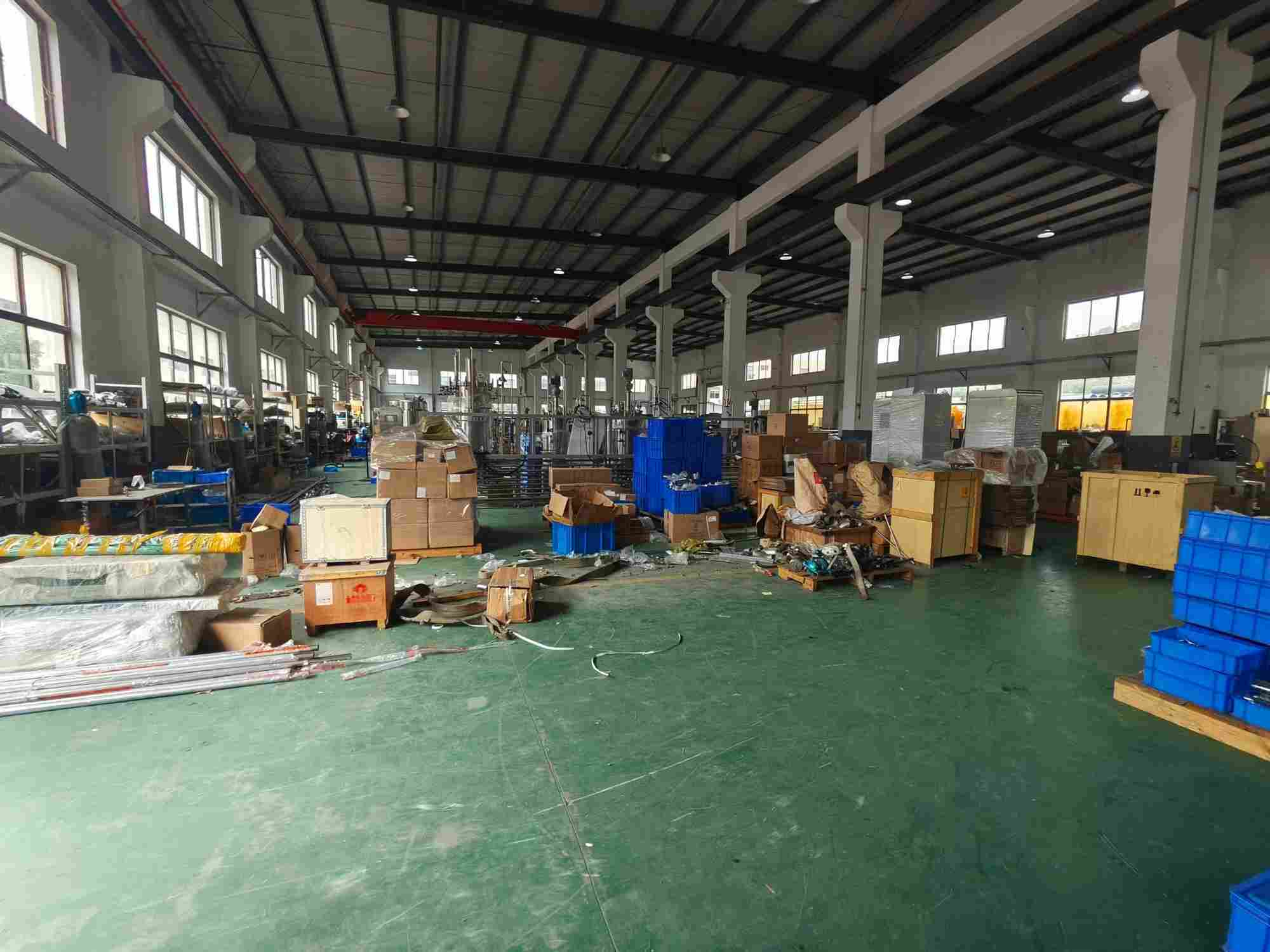 上海金汇104地块独栋火车头标准厂房出租 2800平，车间2100平净高10米可架行车，17.5米大挂车可到车间门口装卸，精装办公室