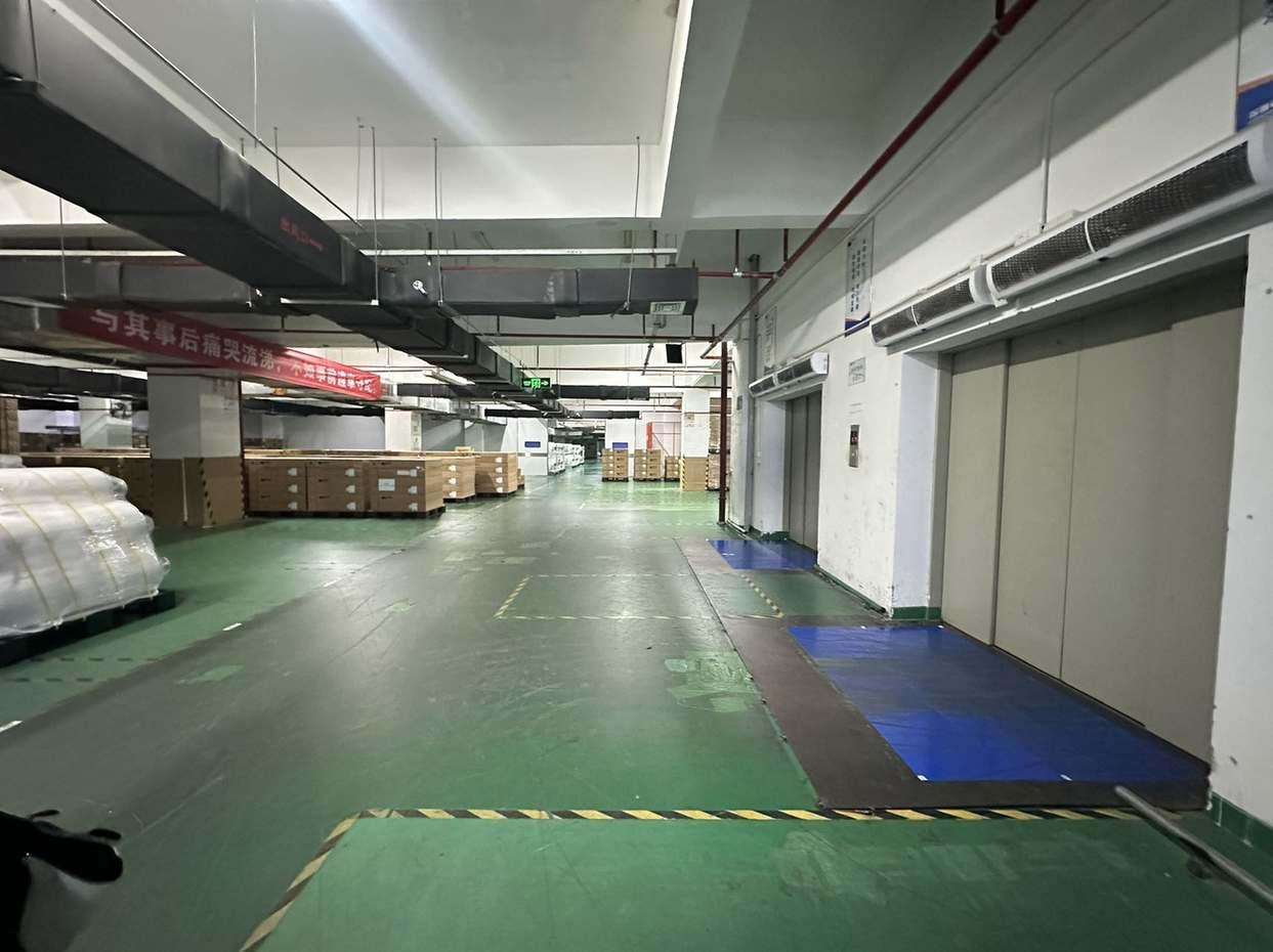 一楼车间实景：通风管道与消防喷淋到位