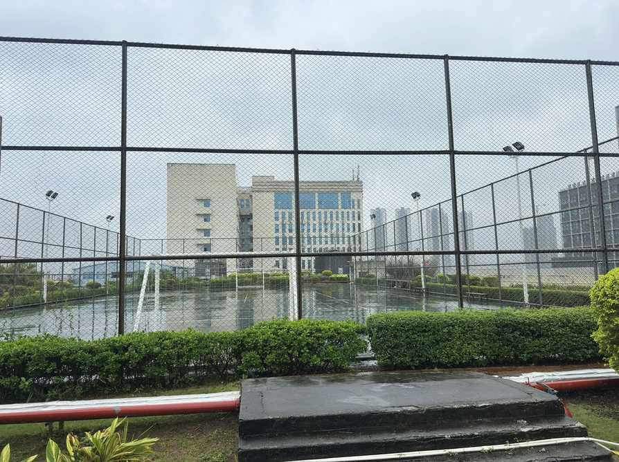 园区运动场：标准笼式球场，员工休闲配套