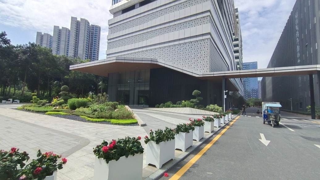 园区主入口：挑檐设计与绿化带，企业形象面到位