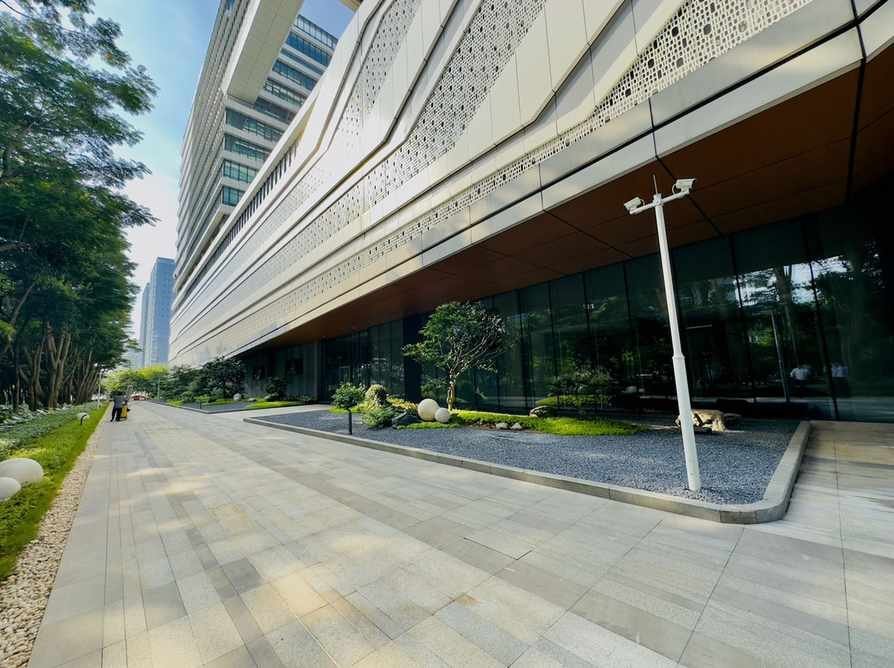 厂房一侧绿化步道，环境整洁