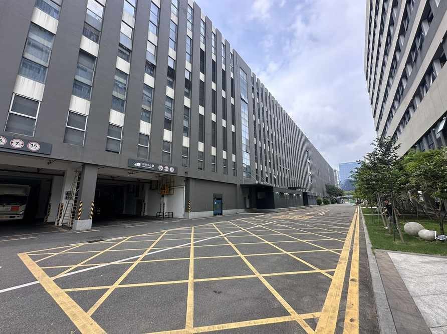 厂区道路：黄网格禁停区与卸货平台入口