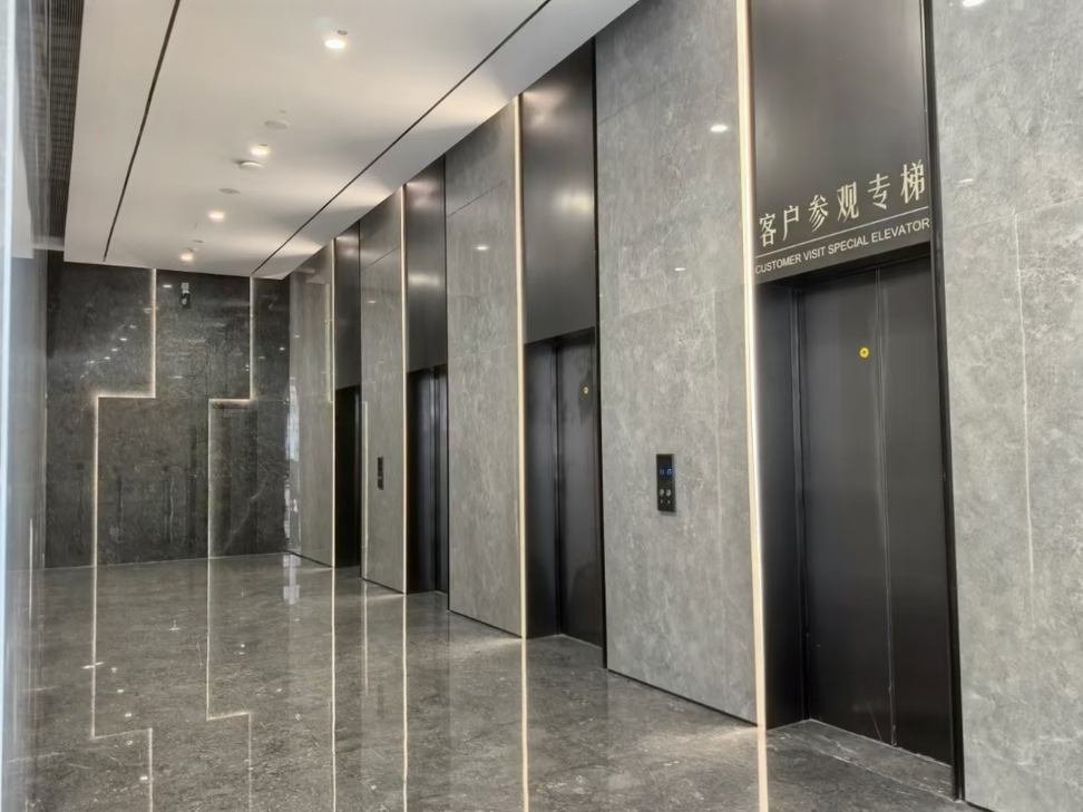 二楼共享配套效果图：挑空书吧与洽谈区