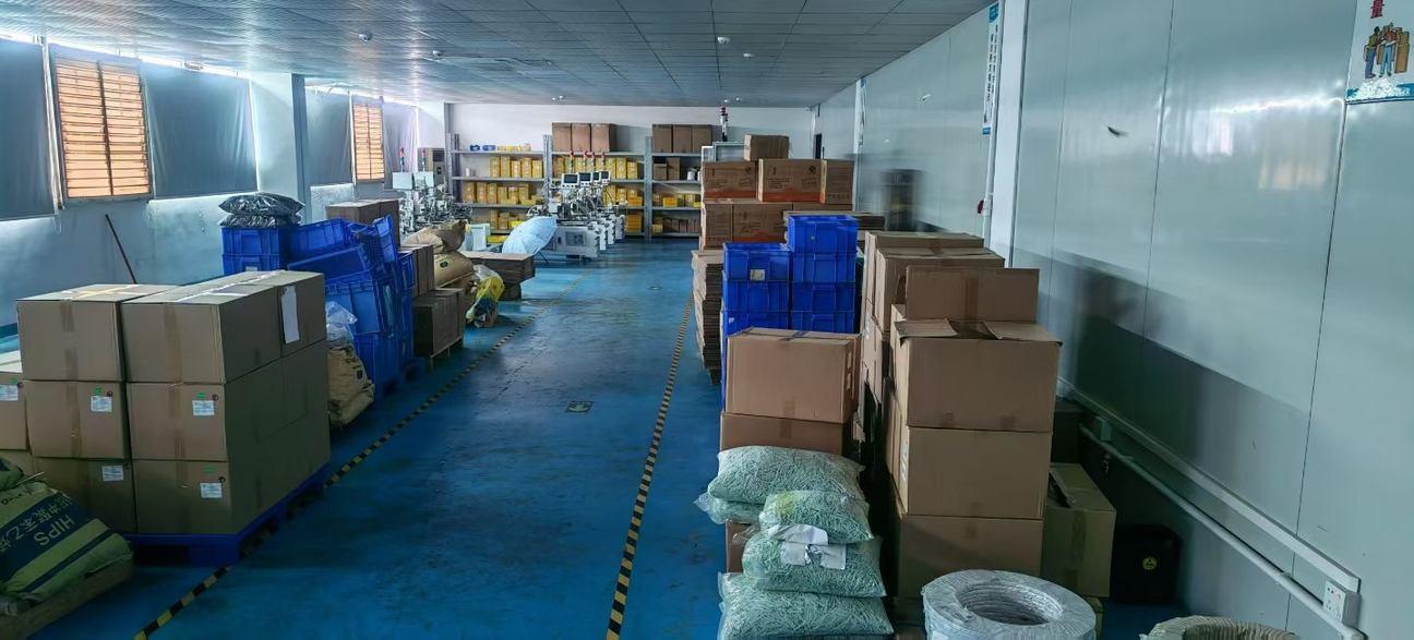 物料周转区：成品与包材分区码放