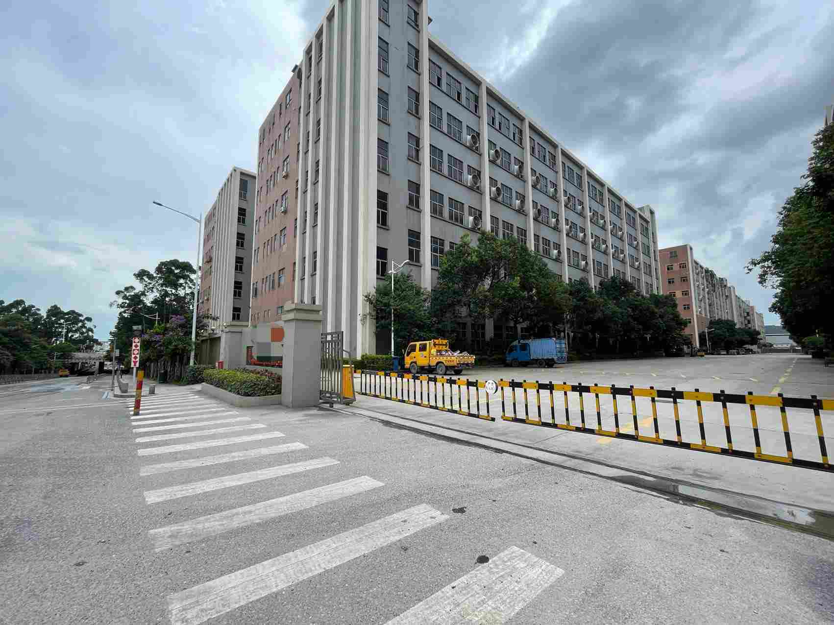 【优质】深圳宝安西乡黄田产业区厂房出租 1-2楼各3300平 距12号线400米