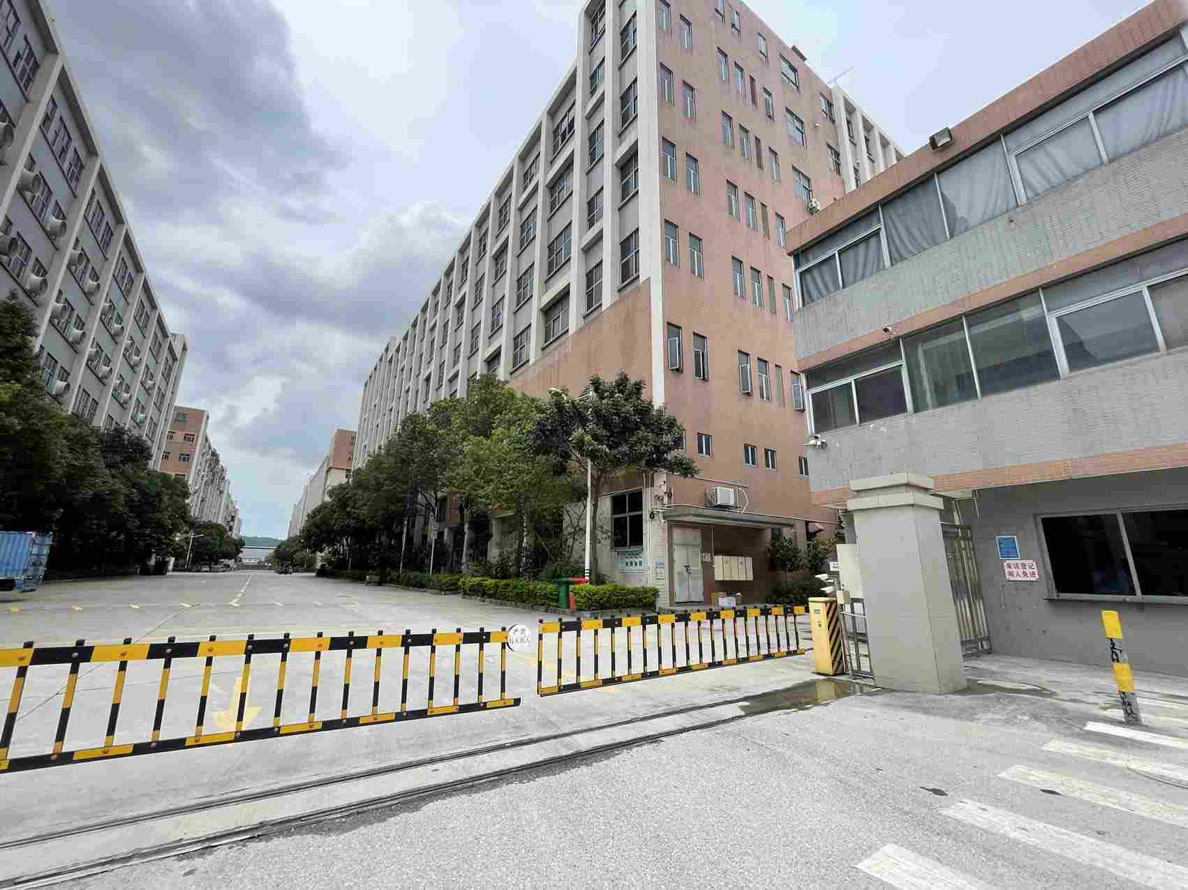 深圳宝安西乡黄田工业区厂房出租 园区内部道路与标准厂房