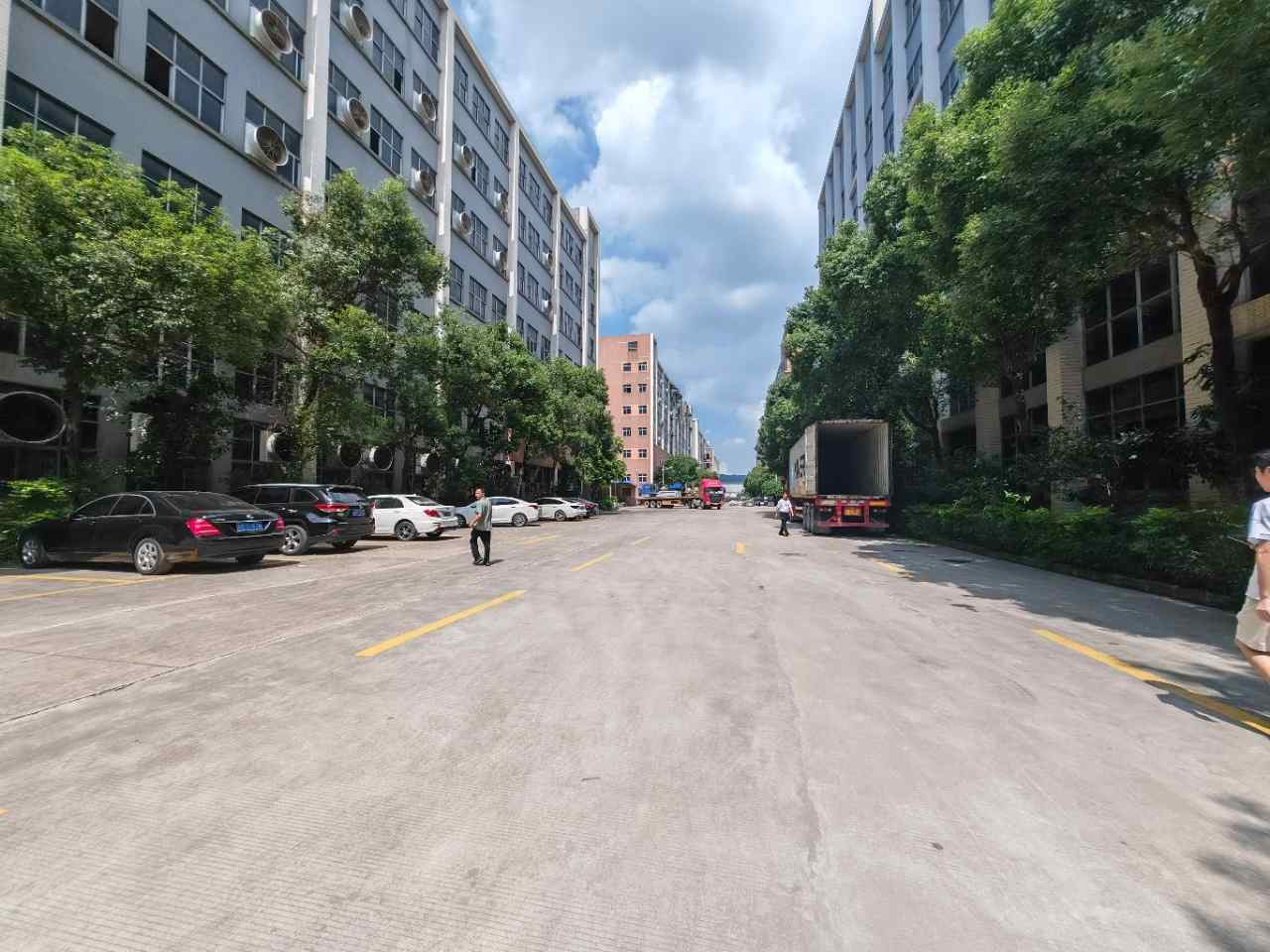深圳宝安西乡黄田工业区厂房出租 园区道路与货运通道
