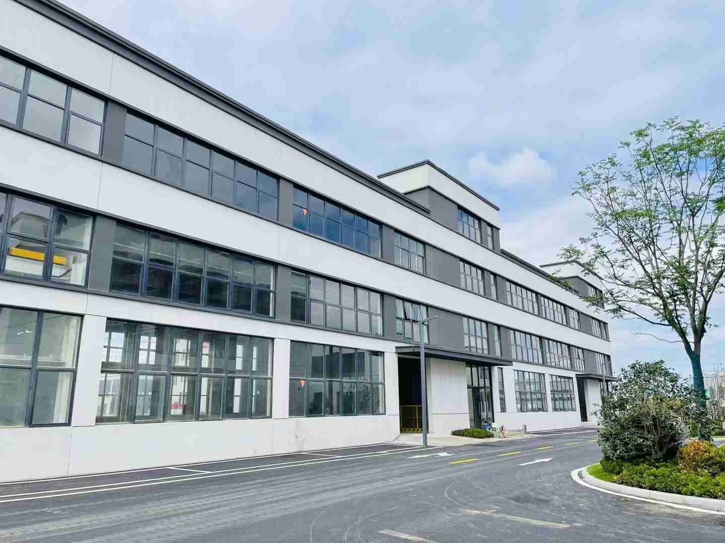 广州长安镇附近原房东标准独院3层配套宿舍办公室水电齐全可厂房1600平出租独门独院标准厂房多层(业主