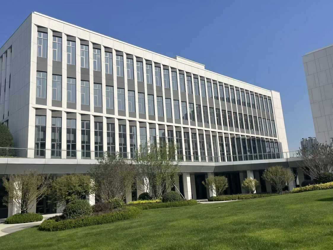 园区建筑细节：标准层立面与外窗序列，适合研发办公与轻生产布置