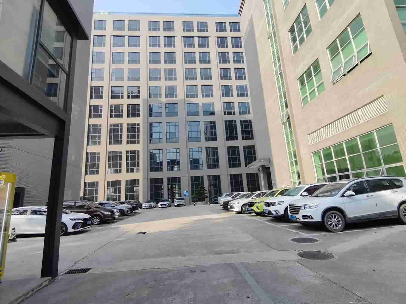 园区内部停车场实景（机动车位70个、非机动车位225个）