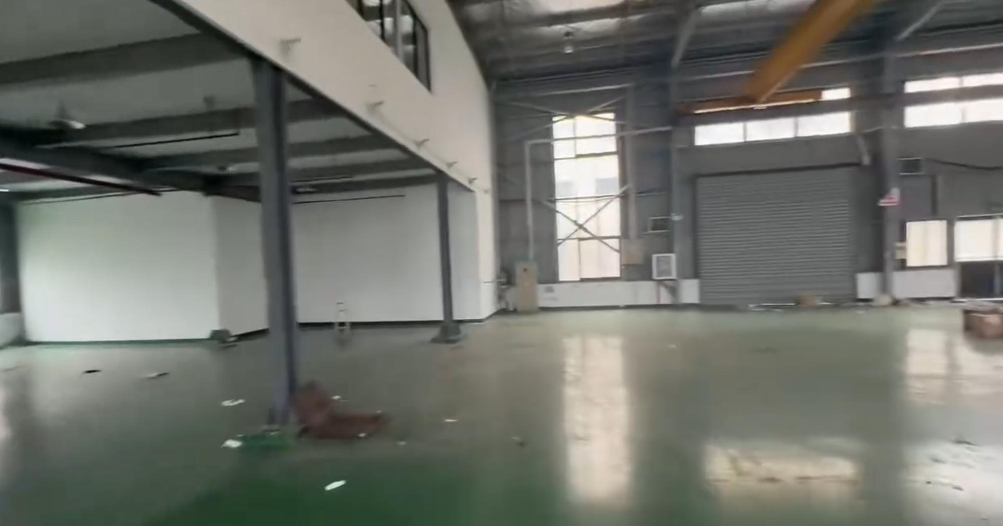 松江新桥单层厂房车间另一角度 带航车梁与卷帘门