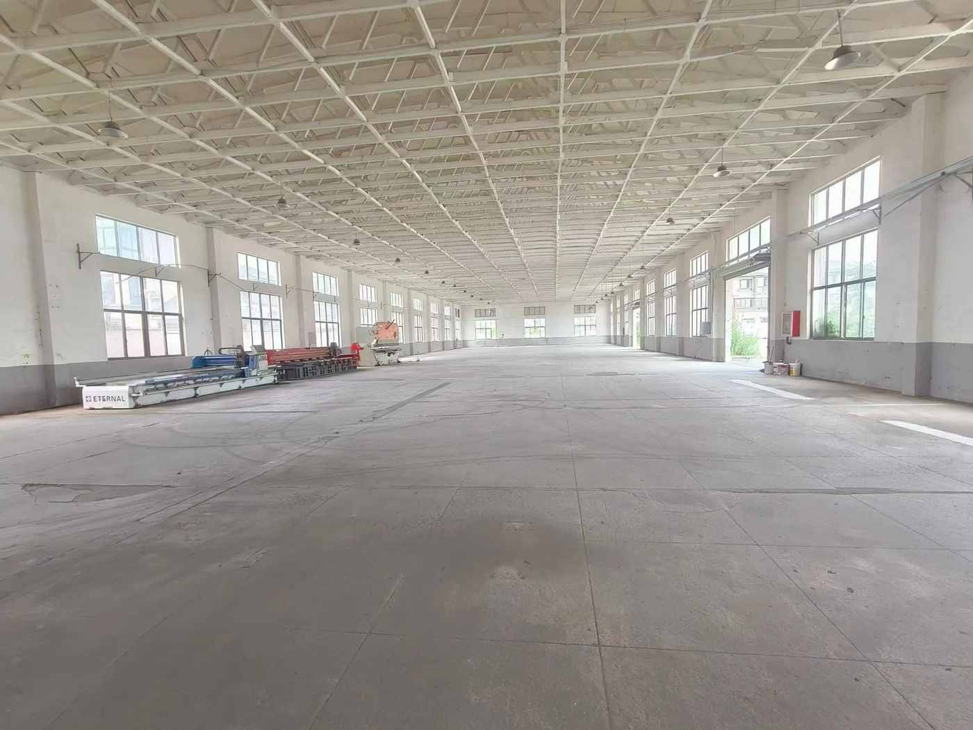 厂房内部大跨度空间与采光实景