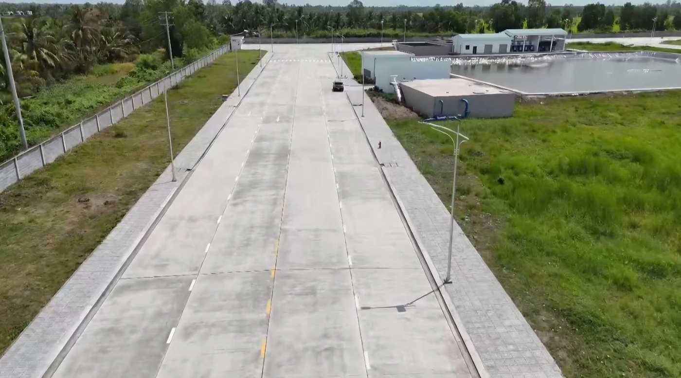园区道路、厂房与配套水池航拍实景