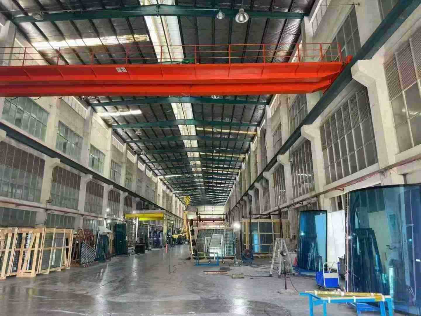 深圳钢结构厂房内部实拍，高净空、大跨度，顶部可见桥式行车