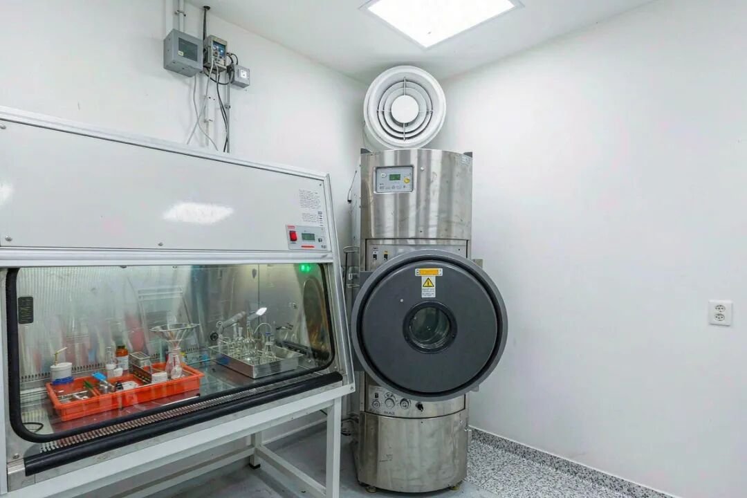 生物安全柜与灭菌器在位