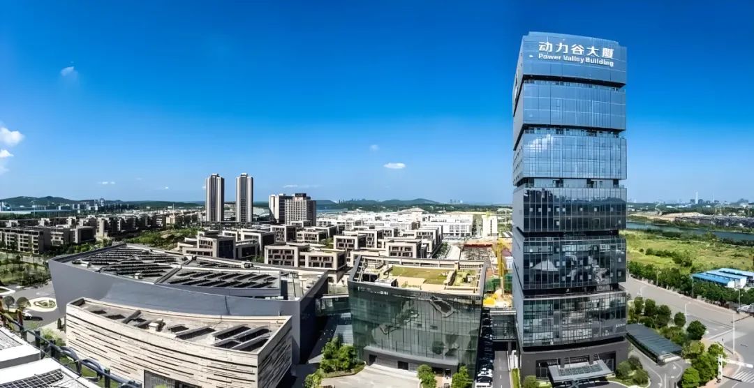 株洲官媒红网报道：中南高科实现“拿地即开工”“竣工即交证”，刷新了项目建设的“新区速度”。